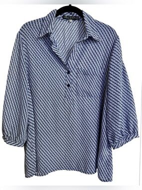 Rose &Olive Women’s Split Buttoned Collar Blue/White Patterned Blouse